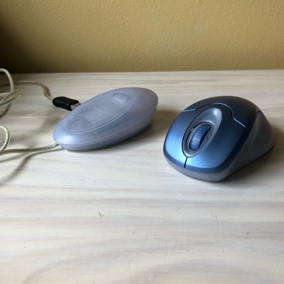 Microsoft Wireless Optical Mouse & USB 2.0 Receiver Cable - Picture 3 of 16